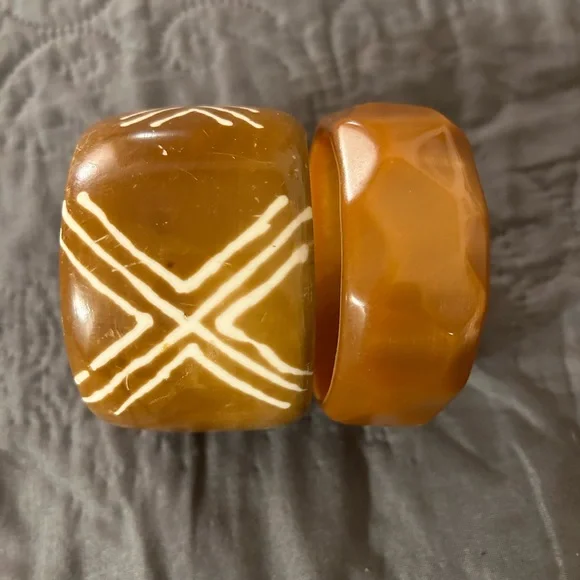 Two plastic bracelets - Picture 4 of 4